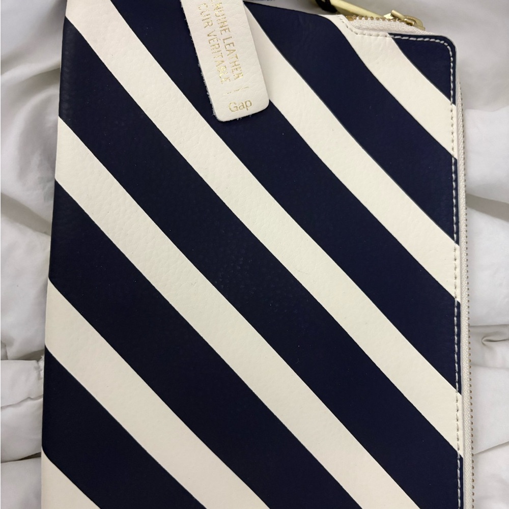 GAP Vintage Navy and Cream Striped Clutch in Genuine Leather ♥️